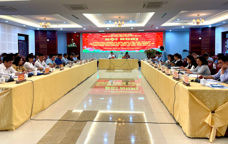 Một số ý kiến tại hội nghị cho rằng kinh tế khó khăn khiến số người lao động tham gia BHXH, BHYT, BHTN giảm rõ rệt. Ảnh: Lam Nguyên Một số ý kiến tại hội nghị cho rằng kinh tế khó khăn khiến số người lao động tham gia BHXH, BHYT, BHTN giảm rõ rệt. Ảnh: Lam Nguyên