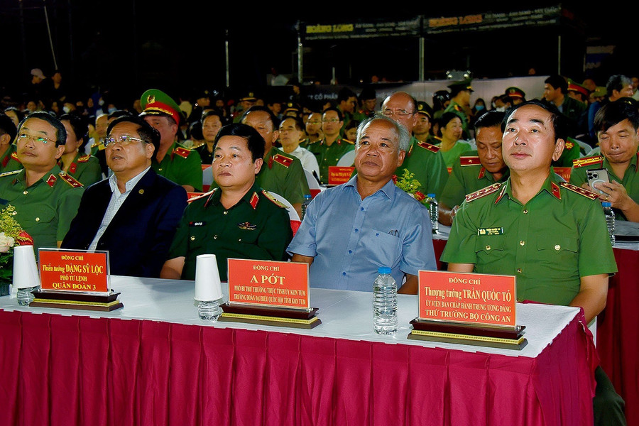 Thượng tướng Trần Quốc Tỏ (bìa phải). Ảnh: Đức Thụy Thượng tướng Trần Quốc Tỏ (bìa phải). Ảnh: Đức Thụy
