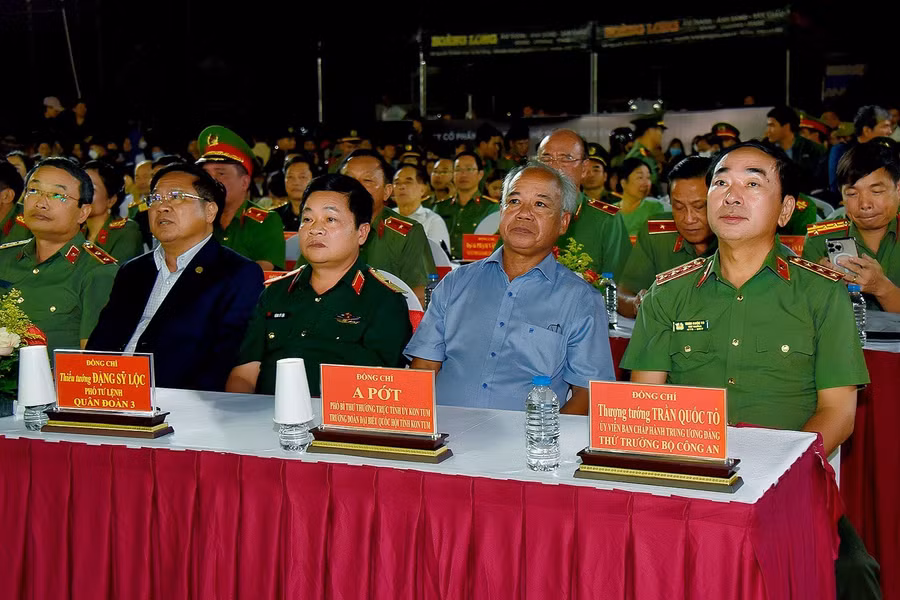 Thượng tướng Trần Quốc Tỏ (bìa phải). Ảnh: Đức Thụy