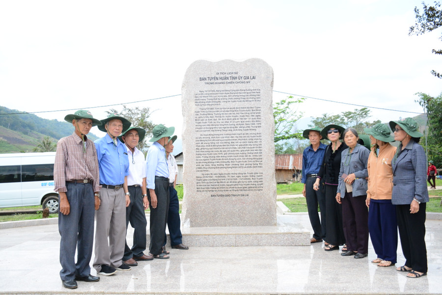 Đoàn về nguồn thăm Bia Di tích lịch sử Ban Tuyên huấn Tỉnh ủy Gia Lai trong kháng chiến chống Mỹ. Ảnh: Lam Nguyên