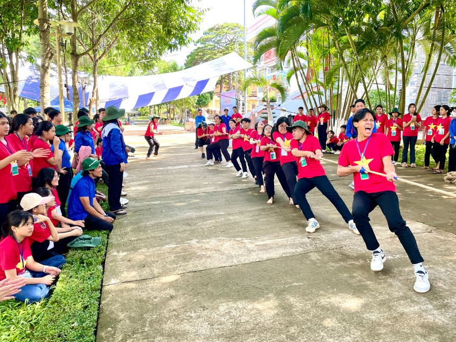 Không khí sôi nổi trong phần thi kéo co diễn ra chiều 4-7. Ảnh: Lam Nguyên Không khí sôi nổi trong phần thi kéo co diễn ra chiều 4-7. Ảnh: Lam Nguyên