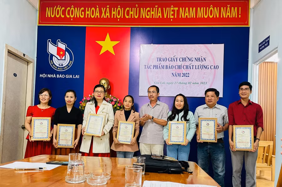 Nhà báo Trần Quốc Anh-Phó Chủ tịch Thường trực Hội Nhà báo Gia Lai trao giấy chứng nhận cho các tác giả có tác phẩm đạt loại C. Ảnh: Lam Nguyên