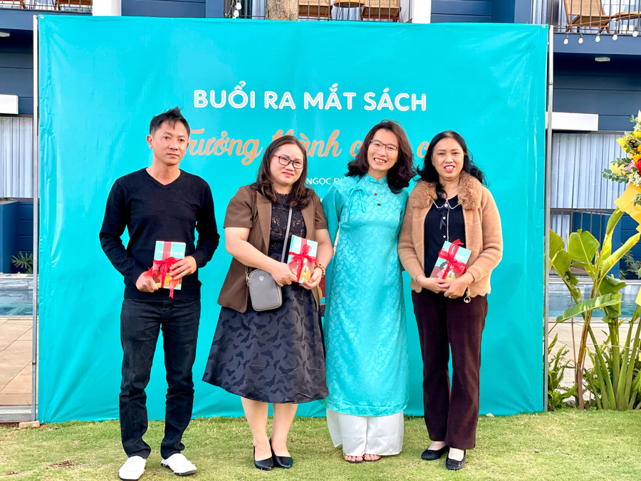 Tác giả tặng sách cho đại diện các đơn vị: Trung tâm Bảo trợ Xã hội tổng hợp tỉnh; Làng Trẻ em SOS Pleiku; Trung tâm Chữa bệnh-Giáo dục-Lao động xã hội tỉnh. Ảnh: Lam Nguyên