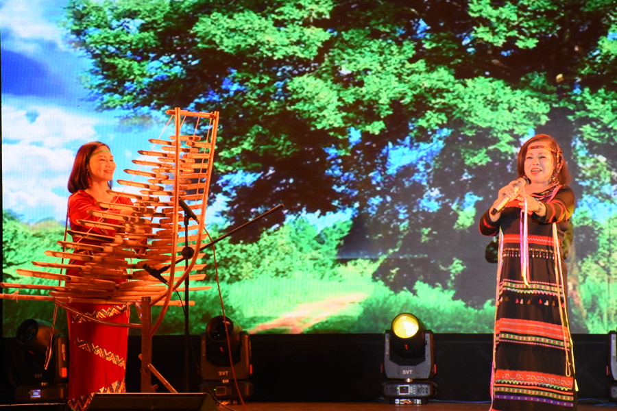 Tiếng đàn của Nghệ sĩ Nhân dân Hoa Đăng (bìa trái) và tiếng hát của Nghệ sĩ Nhân dân Rơ Chăm Phiang (bìa phải) sẽ cùng hòa quyện trong chương trình &quot;Suối đàn t&apos;rưng&quot;. Ảnh: Phương Duyên