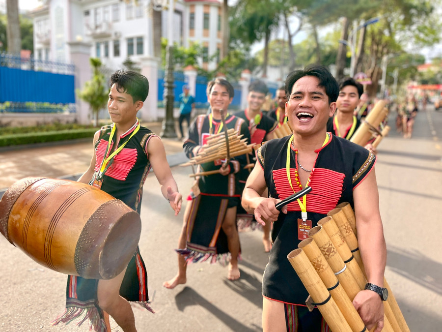 Nụ cười của các nghệ nhân tỉnh Gia Lai trong một lễ hội đường phố. Ảnh: Lam Nguyên
