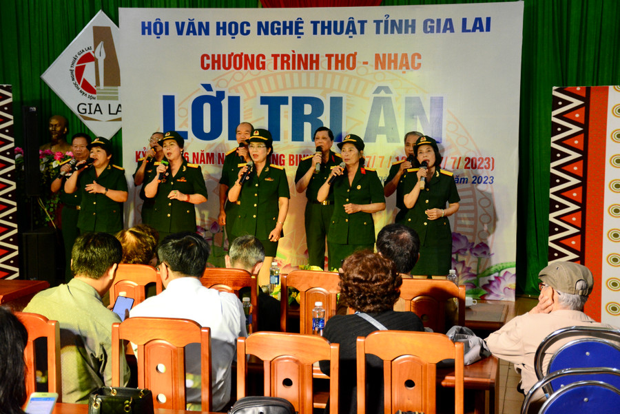 Hội viên Hội Cựu chiến binh TP. Pleiku trong một tiết mục biểu diễn. Ảnh: Lam Nguyên Hội viên Hội Cựu chiến binh TP. Pleiku trong một tiết mục biểu diễn. Ảnh: Lam Nguyên