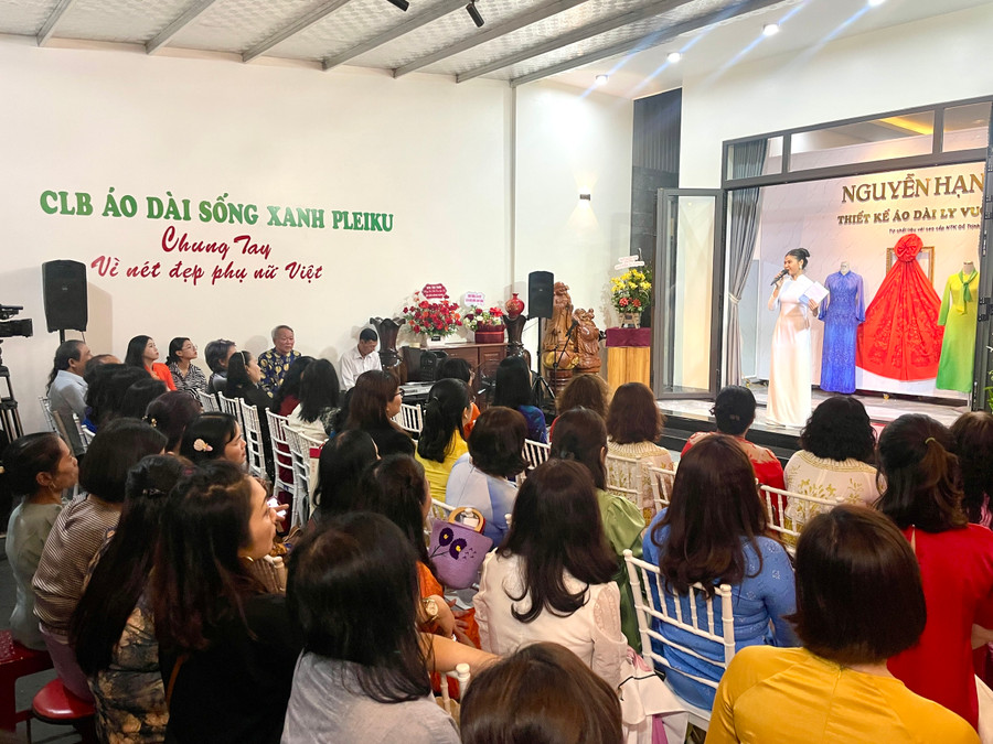 Buổi ra mắt thu hút sự quan tâm của những người yêu vẻ đẹp áo dài Việt. Ảnh: Lam Nguyên