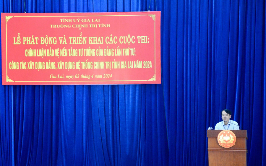 Đại diện học viên các lớp đào tạo, bồi dưỡng của Trường Chính trị tỉnh nêu quyết tâm tham gia các cuộc thi. Ảnh: Lam Nguyên Đại diện học viên các lớp đào tạo, bồi dưỡng của Trường Chính trị tỉnh nêu quyết tâm tham gia các cuộc thi. Ảnh: Lam Nguyên