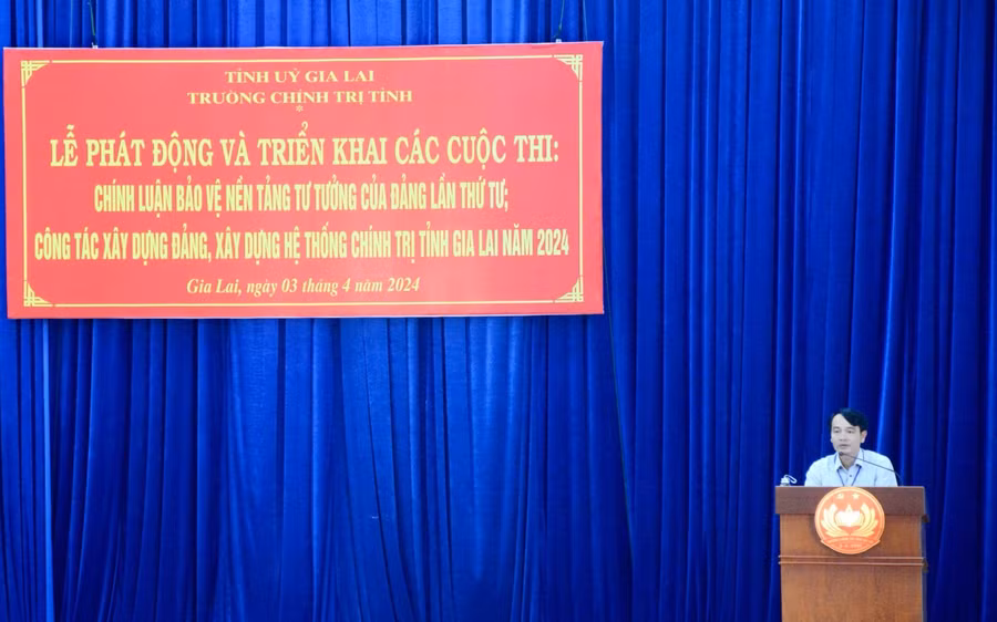 Đại diện học viên các lớp đào tạo, bồi dưỡng của Trường Chính trị tỉnh nêu quyết tâm tham gia các cuộc thi. Ảnh: Lam Nguyên