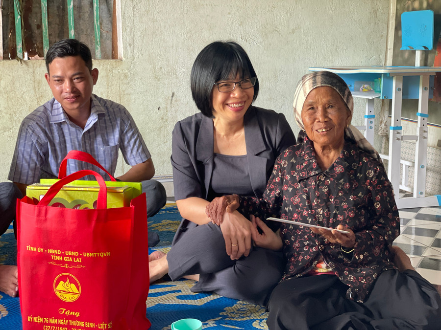 Phó Chủ tịch UBND tỉnh Nguyễn Thị Thanh Lịch cùng đoàn công tác thăm, tặng quà bà Ksor H’Pót (bệnh binh, trú tại xã Chư A Thai). Ảnh: Lam Nguyên