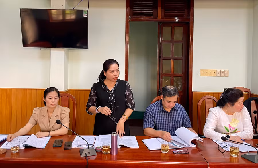 Bà Rơ Chăm H'Hồng-Chủ tịch Hội Liên hiệp Phụ nữ tỉnh, thành viên Ban Dân tộc HĐND tỉnh nêu ý kiến tại buổi làm việc. Ảnh: Lam Nguyên