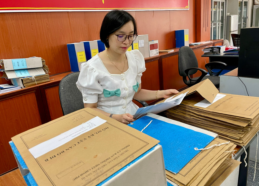 Viên chức Trung tâm Lưu trữ lịch sử tỉnh kiểm tra hồ sơ, kỷ vật của cán bộ đi B trước khi trao trả. Ảnh: P.D Viên chức Trung tâm Lưu trữ lịch sử tỉnh kiểm tra hồ sơ, kỷ vật của cán bộ đi B trước khi trao trả. Ảnh: P.D