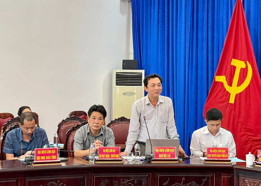 Nhà báo Lương Văn Danh-Phó Tổng Biên tập Báo Gia Lai phát biểu tại buổi họp báo. Ảnh: Lam Nguyên