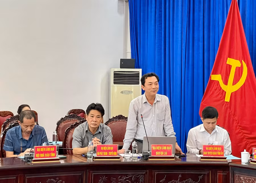 Nhà báo Lương Văn Danh-Phó Tổng Biên tập Báo Gia Lai phát biểu tại buổi họp báo. Ảnh: Lam Nguyên