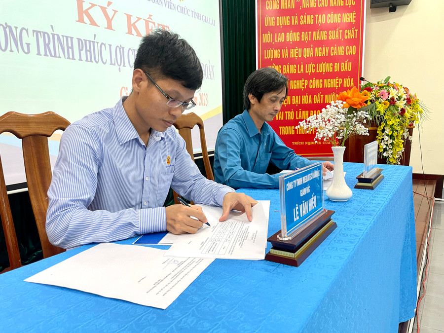 Từ trái sang: Ông Lê Văn Hiếu-Giám đốc Công ty TNHH MEDLATEC ĐẮK LẮK và ông Võ Hữu Hải-Chủ tịch Công đoàn Viên chức tỉnh ký thỏa thuận hợp tác. Ảnh: Lam Nguyên Từ trái sang: Ông Lê Văn Hiếu-Giám đốc Công ty TNHH MEDLATEC ĐẮK LẮK và ông Võ Hữu Hải-Chủ tịch Công đoàn Viên chức tỉnh ký thỏa thuận hợp tác. Ảnh: Lam Nguyên