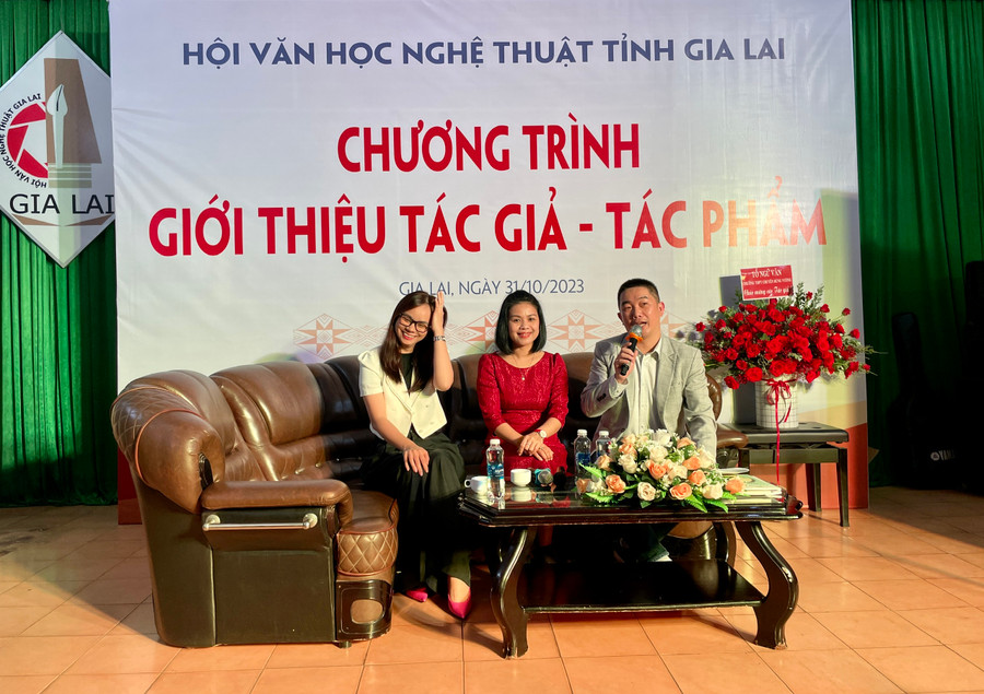 Từ trái sang: Tác giả Lê Vi Thủy, Ngô Thanh Vân giao lưu, chia sẻ về quá trình sáng tạo tác phẩm. Ảnh: Lam Nguyên Từ trái sang: Tác giả Lê Vi Thủy, Ngô Thanh Vân giao lưu, chia sẻ về quá trình sáng tạo tác phẩm. Ảnh: Lam Nguyên