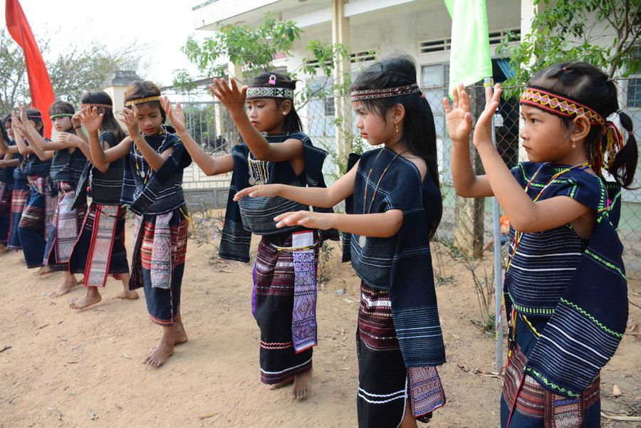 Dù nhỏ tuổi nhưng động tác múa xoang của các em vẫn rất uyển chuyển. Ảnh: Lam Nguyên