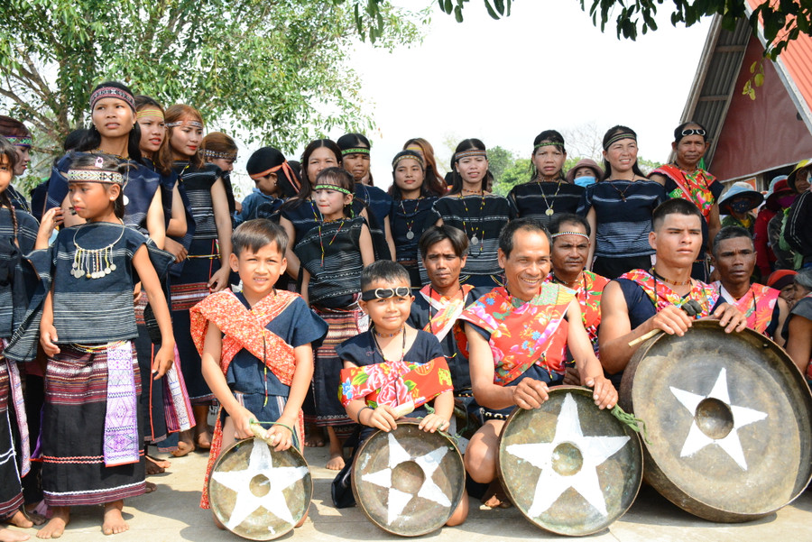 Các nghệ nhân nhỏ tuổi huyện Đak Pơ &quot;phụ trách&quot; những chiếc chiêng nhỏ nhất trong dàn cồng chiêng. Ảnh: Lam Nguyên