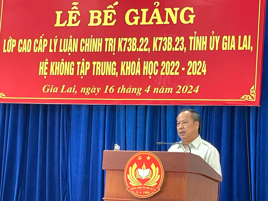 Phó Bí thư Thường trực Tỉnh ủy Châu Ngọc Tuấn phát biểu tại lễ bế giảng. Ảnh: Lam Nguyên