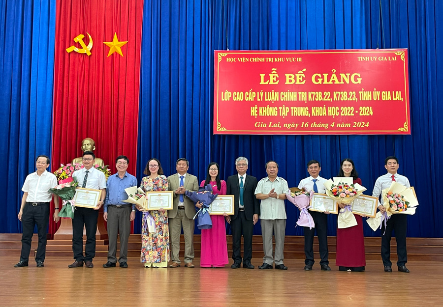 6 học viên có thành tích cao được khen thưởng tại lễ bế giảng. Ảnh: Lam Nguyên