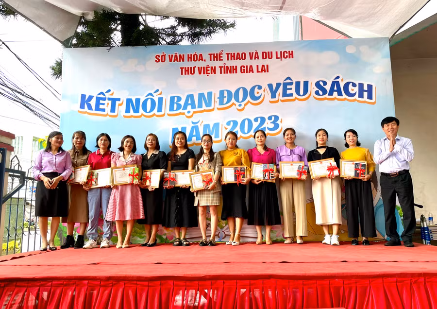 Sở Văn hóa-Thể thao và Du lịch tặng giấy khen 11 cán bộ thư viện cấp huyện đã hoàn thành xuất sắc công tác phát triển văn hóa đọc ở cơ sở. Ảnh: Lam Nguyên
