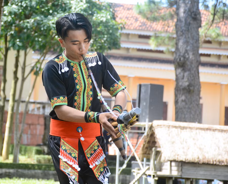 Say mê với loại nhạc cụ độc đáo của dân tộc, Lý Thiên Toàn mong muốn được truyền dạy lại cho các em nhỏ làng Mông để gìn giữ bản sắc. Ảnh: Phương Duyên