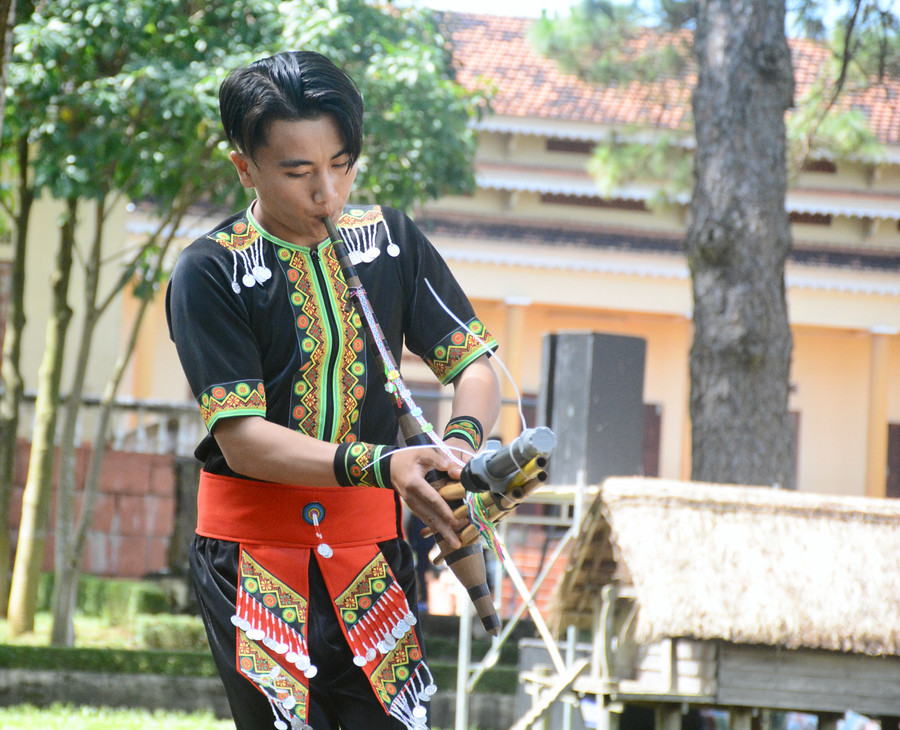 Say mê với loại nhạc cụ độc đáo của dân tộc, Lý Thiên Toàn mong muốn được truyền dạy lại cho các em nhỏ làng Mông để gìn giữ bản sắc. Ảnh: Phương Duyên Say mê với loại nhạc cụ độc đáo của dân tộc, Lý Thiên Toàn mong muốn được truyền dạy lại cho các em nhỏ làng Mông để gìn giữ bản sắc. Ảnh: Phương Duyên