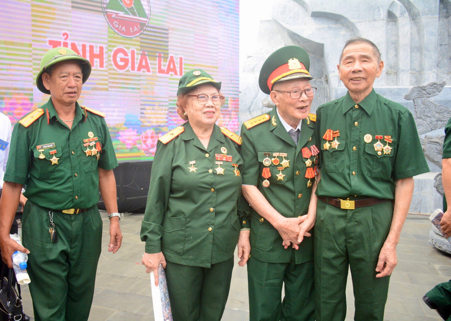 Ông Thái Diệp (bìa phải) vui mừng trong cuộc hội ngộ cùng đồng đội xưa. Ảnh: Lam Nguyên Ông Thái Diệp (bìa phải) vui mừng trong cuộc hội ngộ cùng đồng đội xưa. Ảnh: Lam Nguyên