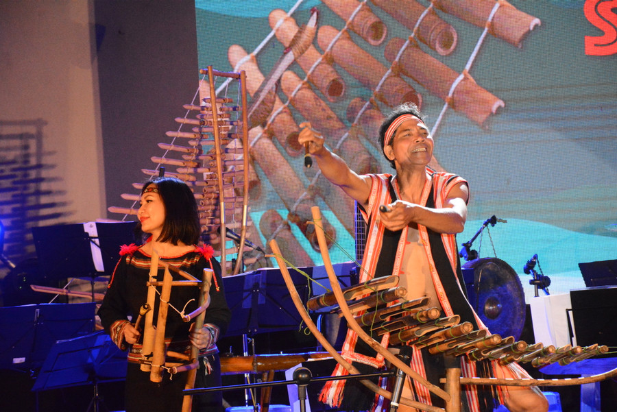 Phần trình diễn như có lửa của Nghệ nhân Ưu tú Rơ Chăm Tih (xã Ia Dêr, huyện Ia Grai, tỉnh Gia Lai) ở đầu chương trình. Ảnh: Phương Duyên Phần trình diễn như có lửa của Nghệ nhân Ưu tú Rơ Chăm Tih (xã Ia Dêr, huyện Ia Grai, tỉnh Gia Lai) ở đầu chương trình. Ảnh: Phương Duyên