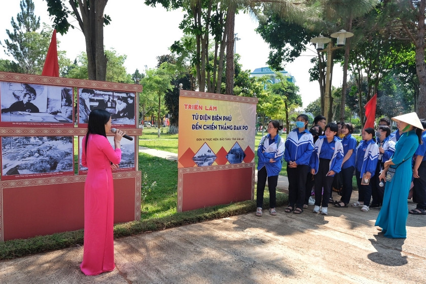 Các em học sinh chăm chú nghe thuyết minh về những tư liệu lịch sử quý giá tại triển lãm “Di sản Văn hóa Côn Đảo-Gia Lai”. Ảnh: Hoàng Ngọc Các em học sinh chăm chú nghe thuyết minh về những tư liệu lịch sử quý giá tại triển lãm “Di sản Văn hóa Côn Đảo-Gia Lai”. Ảnh: Hoàng Ngọc