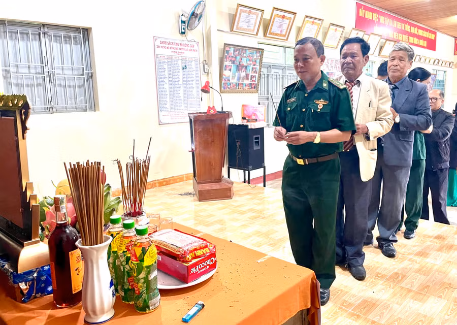 Hàng người nối dài bày tỏ niềm tiếc thương vô hạn. Ảnh: Lam Nguyên