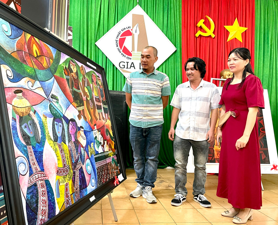 Khách mời tham quan các tác phẩm đạt giải được trưng bày tại lễ tổng kết, trao giải cuộc thi Mỹ thuật tỉnh Gia Lai năm 2024. Ảnh: Lam Nguyên