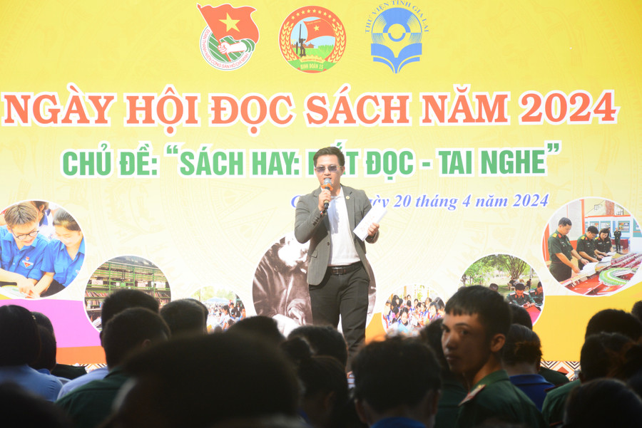 Tác giả Phạm Hồng Thưởng giao lưu với các em học sinh tại chương trình. Ảnh: Lam Nguyên