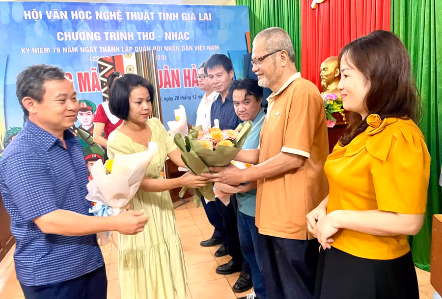 Lãnh đạo Sở Văn hóa-Thể thao và Du lịch và Hội Văn học Nghệ thuật tỉnh tặng hoa cho Ban giám khảo cuộc thi. Ảnh: Lam Nguyên