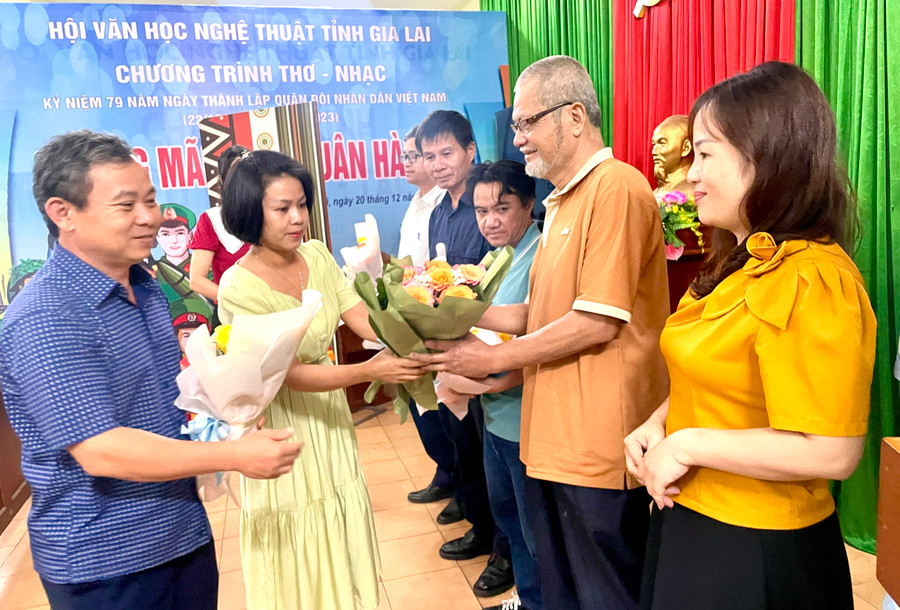 Lãnh đạo Sở Văn hóa-Thể thao và Du lịch và Hội Văn học Nghệ thuật tỉnh tặng hoa cho Ban giám khảo cuộc thi. Ảnh: Lam Nguyên Lãnh đạo Sở Văn hóa-Thể thao và Du lịch và Hội Văn học Nghệ thuật tỉnh tặng hoa cho Ban giám khảo cuộc thi. Ảnh: Lam Nguyên