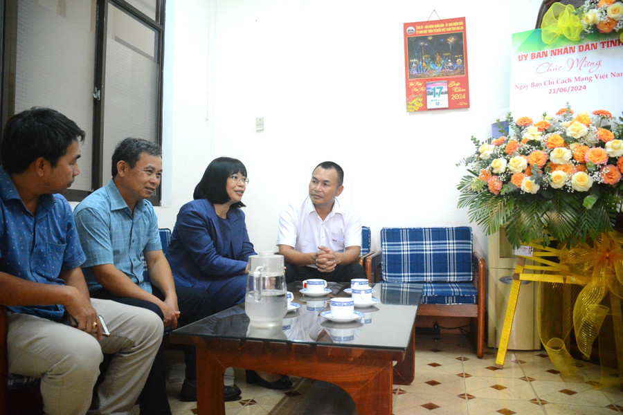 Phó Chủ tịch phụ trách UBND tỉnh Gia Lai Nguyễn Thị Thanh Lịch thăm, chúc mừng các phóng viên phụ trách văn phòng VTV5 và VTV8-Đài Truyền hình Việt Nam. Ảnh: Lam Nguyên Phó Chủ tịch phụ trách UBND tỉnh Gia Lai Nguyễn Thị Thanh Lịch thăm, chúc mừng các phóng viên phụ trách văn phòng VTV5 và VTV8-Đài Truyền hình Việt Nam. Ảnh: Lam Nguyên