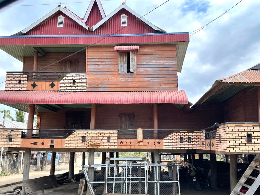 Một ngôi nhà sàn được thiết kế 2 tầng. Ảnh: Lam Nguyên