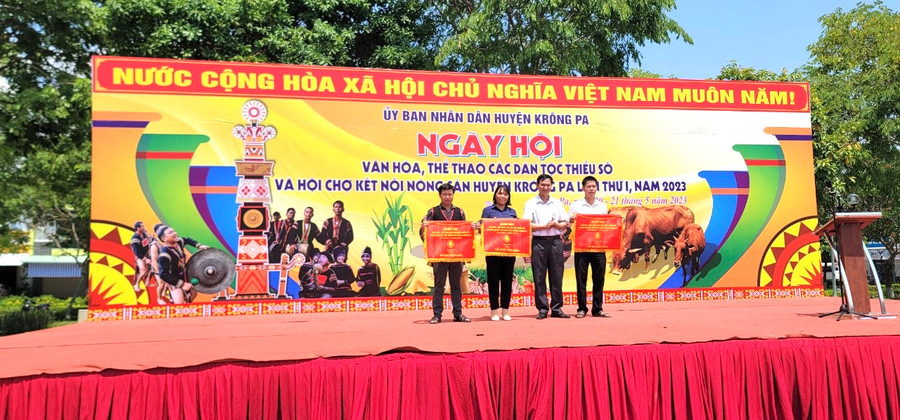 Ban Tổ chức trao giải nhất, nhì, ba toàn đoàn cho các đơn vị. Ảnh: Lam Nguyên Ban Tổ chức trao giải nhất, nhì, ba toàn đoàn cho các đơn vị. Ảnh: Lam Nguyên