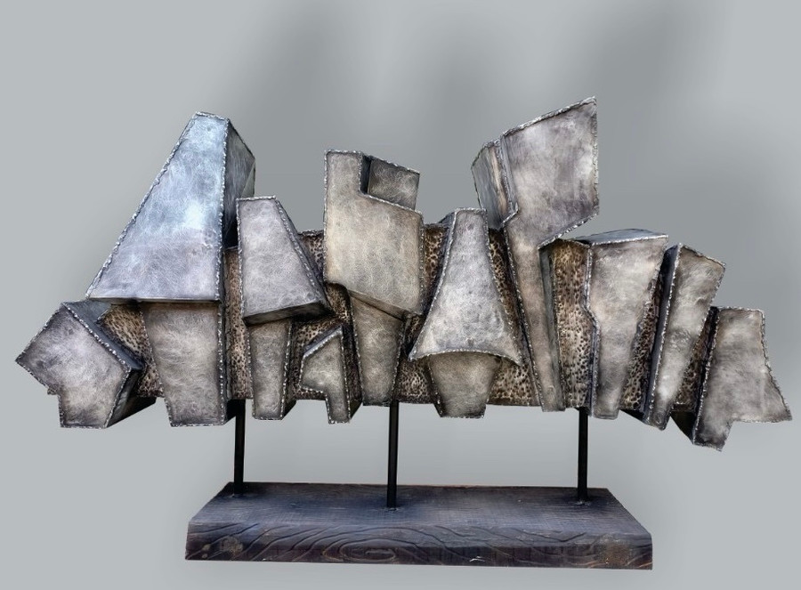 Tác phẩm “Làng giữa phố” của nhà điêu khắc Nguyễn Văn Vinh.