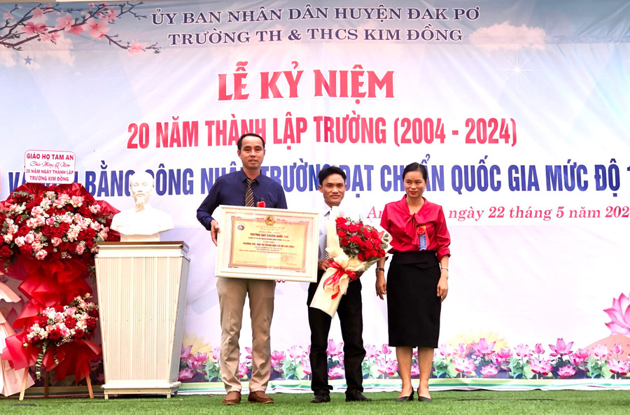 Trường Tiểu học và THCS Kim Đồng đón bằng công nhận đạt chuẩn quốc gia mức độ 1. Ảnh: Lam Nguyên Trường Tiểu học và THCS Kim Đồng đón bằng công nhận đạt chuẩn quốc gia mức độ 1. Ảnh: Lam Nguyên