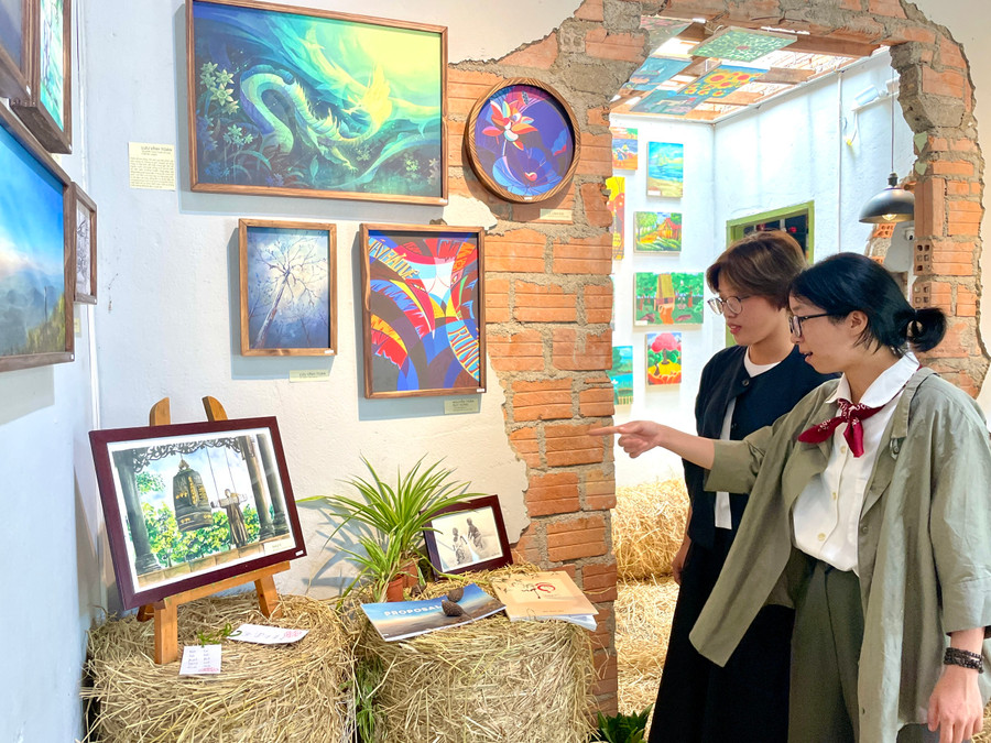 Em Võ Thị Như Ý (trái) mong đợi sẽ có thêm nhiều sân chơi mỹ thuật lý thú. Ảnh: Lam Nguyên