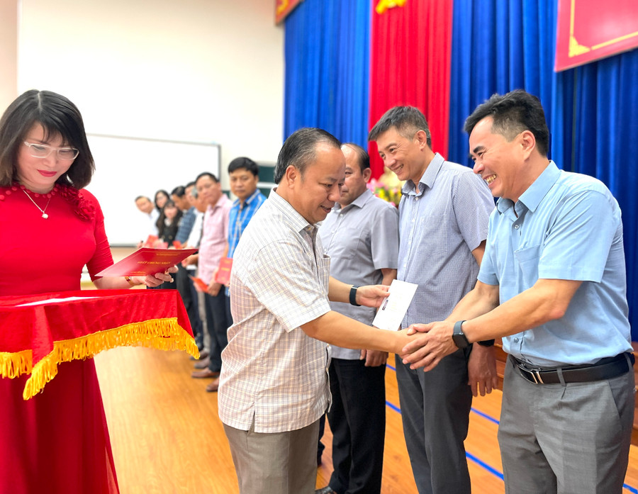 Phó Bí thư Thường trực Tỉnh ủy Châu Ngọc Tuấn trao giấy chứng nhận hoàn thành khóa học cho các học viên. Ảnh: Lam Nguyên Phó Bí thư Thường trực Tỉnh ủy Châu Ngọc Tuấn trao giấy chứng nhận hoàn thành khóa học cho các học viên. Ảnh: Lam Nguyên