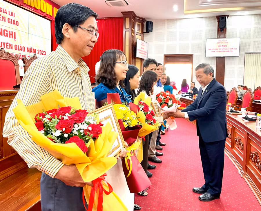 Trưởng ban Tuyên giáo Tỉnh ủy Huỳnh Thế Mạnh trao giấy khen cho 7 tập thể xuất sắc. Ảnh: Lam Nguyên