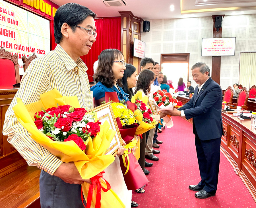 Trưởng ban Tuyên giáo Tỉnh ủy Huỳnh Thế Mạnh trao giấy khen cho 7 tập thể xuất sắc. Ảnh: Lam Nguyên Trưởng ban Tuyên giáo Tỉnh ủy Huỳnh Thế Mạnh trao giấy khen cho 7 tập thể xuất sắc. Ảnh: Lam Nguyên