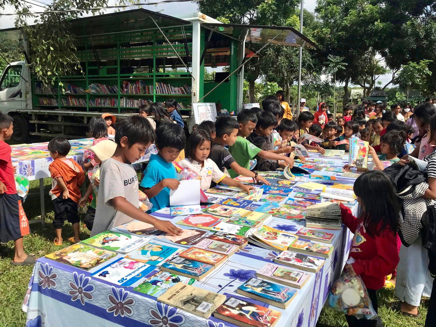 Các em thiếu nhi xã Kon Gang hào hứng đọc sách, truyện tại chương trình. Ảnh: Văn Vượng Các em thiếu nhi xã Kon Gang hào hứng đọc sách, truyện tại chương trình. Ảnh: Văn Vượng