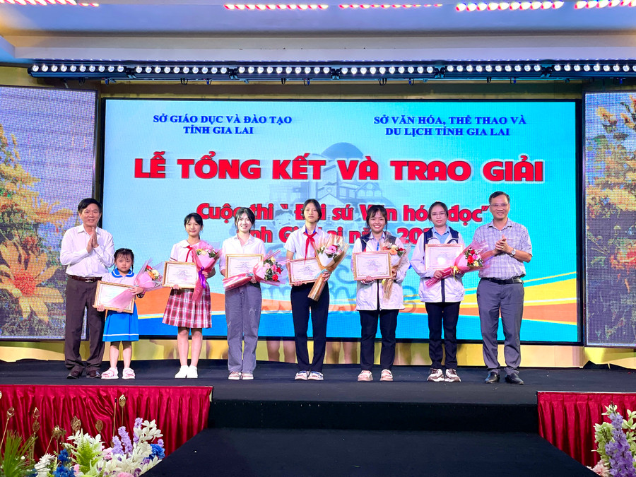 Ban tổ chức trao giấy khen cho 6 học sinh đạt giải nhất cuộc thi &quot;Đại sứ Văn hóa đọc&quot;. Ảnh: Lam Nguyên