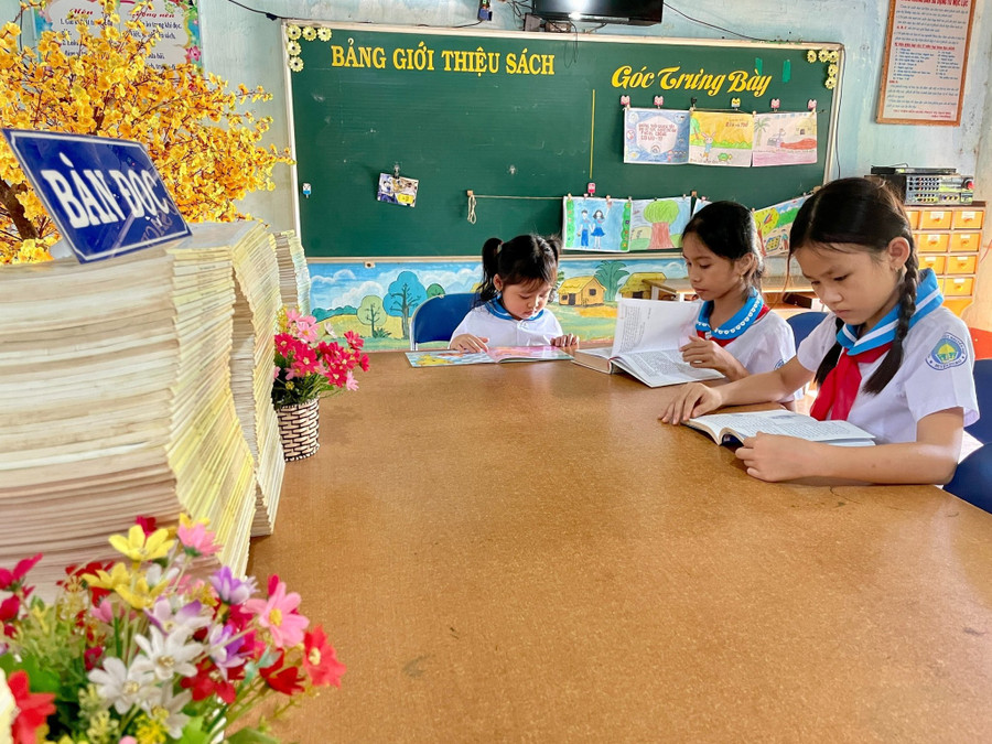 Các em học sinh Trường Tiểu học Nguyễn Huệ (huyện Ia Grai) trong giờ đọc sách. Đây là năm thứ 3 liên tiếp nhà trường được tôn vinh là tập thể có nhiều thí sinh đạt giải nhất tại cuộc thi “Đại sứ Văn hóa đọc” cấp tỉnh. Ảnh: Lam Nguyên