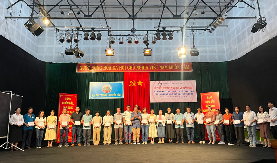 Trao giấy chứng nhận cho các học viên hoàn thành lớp bồi dưỡng. Ảnh: Lam Nguyên Trao giấy chứng nhận cho các học viên hoàn thành lớp bồi dưỡng. Ảnh: Lam Nguyên