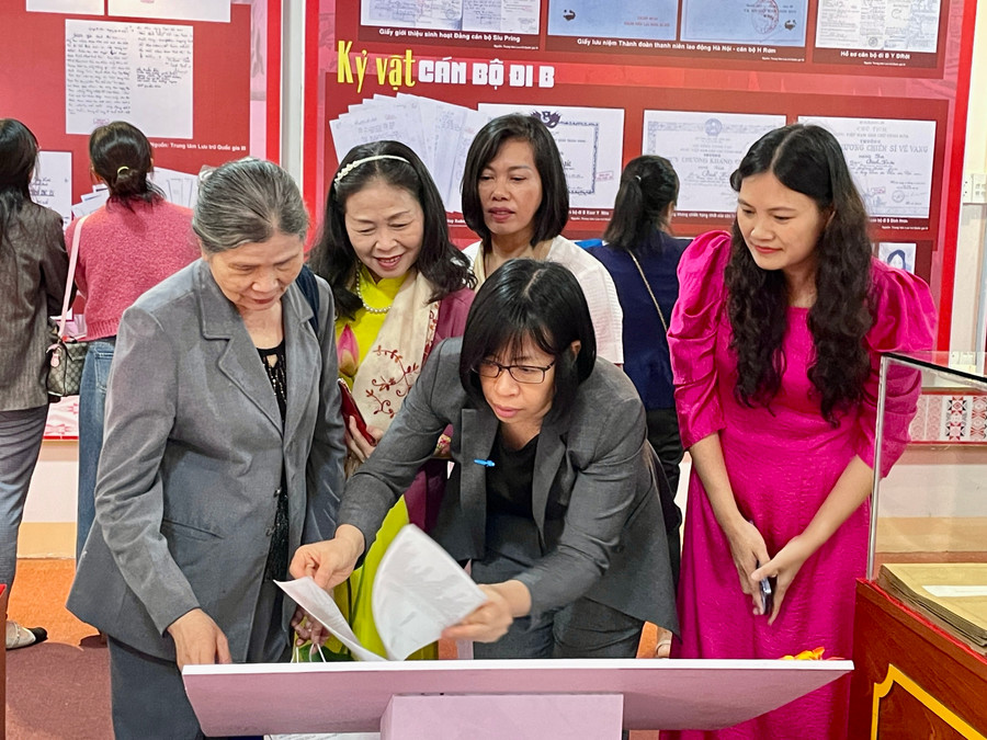 Các đại biểu tìm hiểu danh sách cán bộ đi B chưa xác minh được thông tin tại triển lãm. Ảnh: Lam Nguyên Các đại biểu tìm hiểu danh sách cán bộ đi B chưa xác minh được thông tin tại triển lãm. Ảnh: Lam Nguyên