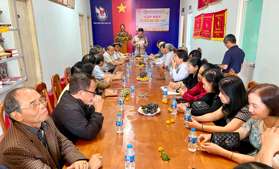 Đông đủ hội viên CLB Nhà báo Cao tuổi tỉnh Gia Lai tham gia buổi gặp mặt đầu xuân. Ảnh: Lam Nguyên Đông đủ hội viên CLB Nhà báo Cao tuổi tỉnh Gia Lai tham gia buổi gặp mặt đầu xuân. Ảnh: Lam Nguyên